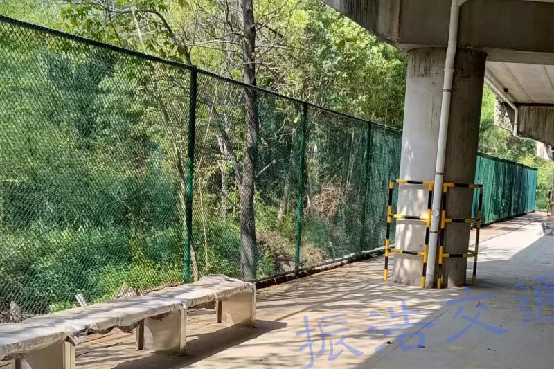 Cerca da quadra de basquete